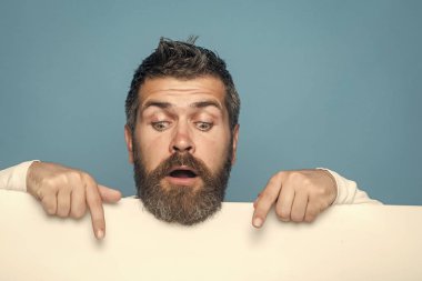 ifadelerinizi için yer. Hipster sürpriz yüz ile tutun kağıt.