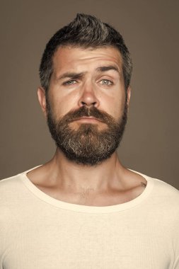 Hipster ciddi bir yüz ile.