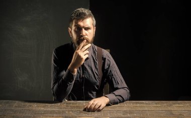 düşünce adamı. Adam resmi kıyafeti siyah arka plan üzerine izole.