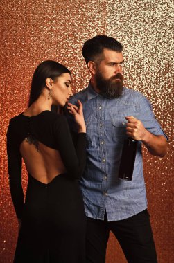 Alkolizm bütün aile bir sorundur. Kız seksi elbise ve yenilikçi mavi gömlekli