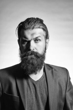 Erkek saç modeli ve stil. Ceketli sakallı yakışıklı adamı