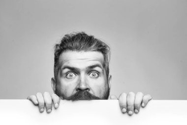 Korkunç düşük fiyatlar. kağıt ile şaşırmış adam