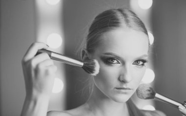 kalıcı makyaj Hizmetleri. Genç kız ciltler için cilt bakımı kozmetik. Cilt Bakımı ve makyaj kadın güzellik için