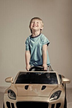 mutlu bir çocuk. Küçük çocuğu arabasıyla.