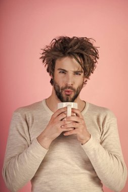 sabah kahve ile başlar. Sabah kahve veya süt ile.