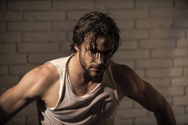 acımasız ıslak adam. Sakal soyunmak uykulu adamla