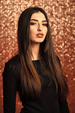 Şehvetli yüz siyah elbiseli kadınla. Parti, tatil kutlama. Güzellik, bak, makyaj