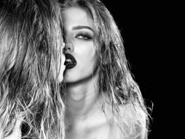 Kız aynaya bakıyor. Kadın aynada yansıması