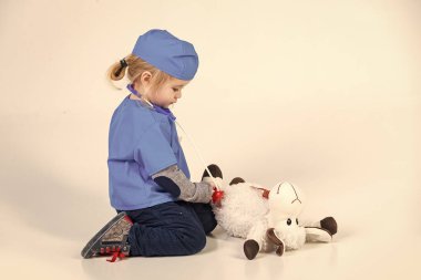 Veterinerlik Hizmetleri. Doktor veteriner oyuncak hayvan ile oynarken tek tip çocuk