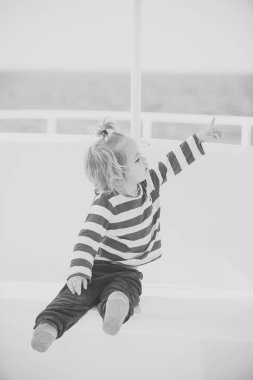 White yat oynayan küçük çocuk çocuk. Seyahat ve yaz tatil. Çocukluk ve bebek bakım kavramı.