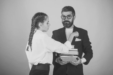 rüşvet çalışma için. Baba ve sarı zemin üzerine ciddi yüzler ile kız öğrenci