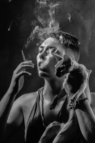 Портрет чоловіка з кішкою. Паління хлопець і Сфінкс кіт — стокове фото