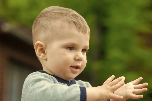 Gelukkige jeugd en kind concept. Babyjongen met schattig gezicht spelen op natuurlijke achtergrond wazig — Stockfoto