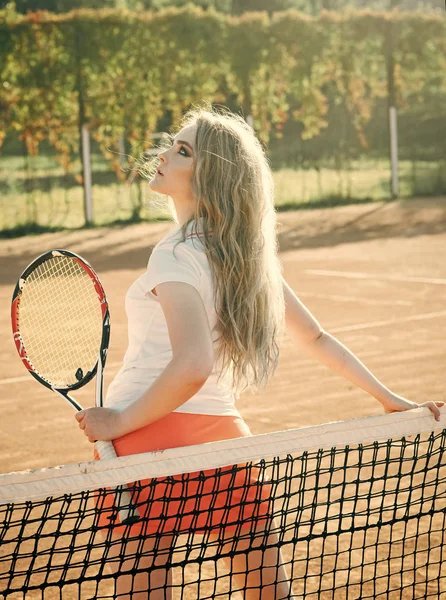 Ausrüstung für Tennis. Spielerin mit Tennisschläger an sonnigem Tag — Stockfoto