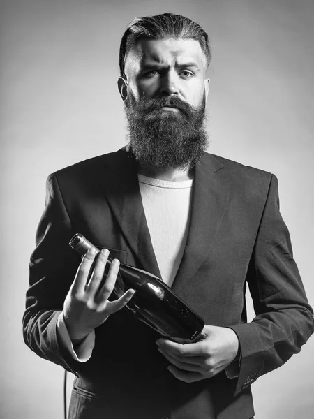 Barman with a bottle of wine. Bearded man with wine bottle — Stock Photo, Image