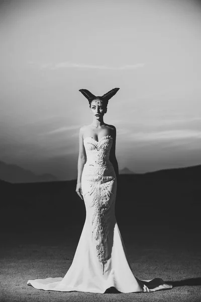 Fabulous wedding. Woman posing on sunset sky — Stock Photo, Image