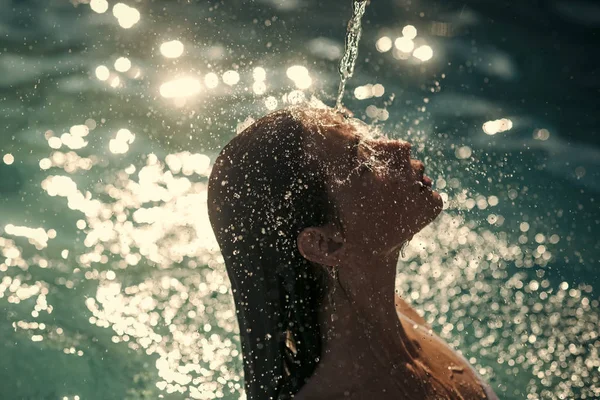 Piscine spa, rafraîchissements et soins de la peau. se détendre pendant les vacances d'été et vacances — Photo