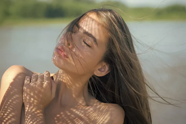 Sammer gün. Uzun esmer saçlar, saç modeli, güneşli yaz gününde olan kadın. Kadın sağlıklı yüz cildi, çıplak omuz, güzellik ile — Stok fotoğraf