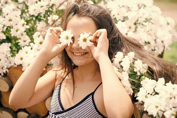 Смешная девочка. Красивая счастливая молодая девушка улыбается с ромашкой — стоковое фото