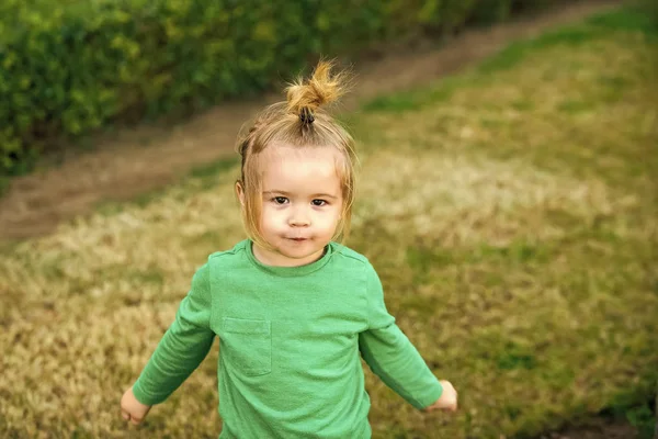 Un ragazzo divertente in pigiama. Bambino o bambino bambino con viso sorridente carino — Foto Stock