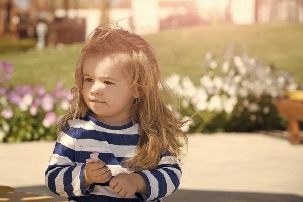 Garçon réfléchi. Concept d'enfance et de bonheur . — Photo