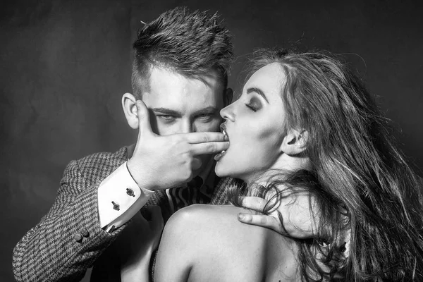 Glamour Tötet Sexy Paar Von Mann Anzug Hält Hand Wie — Stockfoto