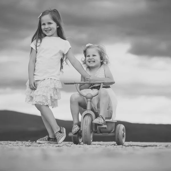 A amizade das crianças. Infância feliz, família, amor — Fotografia de Stock