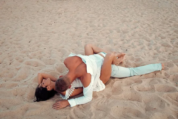 蜜月。性在海滩概念。一对充满欲望的情侣在海边的沙滩上做爱。在海边做爱的感性恋人。情侣相爱做爱, 在沙滩上做爱 — 图库照片