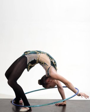 sporcu kadın jimnastik yüzüğe. Beyaz arka planda, kopya alanı esnek kadınla jimnastik yüzük.