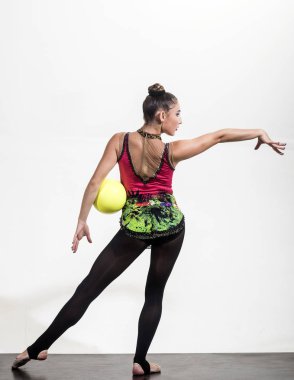 Kadın akrobasi spor top ile tren. Egzersiz faaliyetleri esnek kız spor salonunda spor. Spor başarı ve sağlık. Fitness ve diyet kız jimnastikçi. Jimnastik topu kadınla