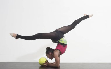 Jimnastik profesyonel sporcu topu Split ile gerçekleştirir.