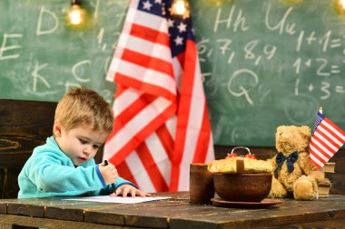 4 Temmuz derste Okulu çocuğa. Geri okul veya evde eğitim için. Vatanseverlik ve özgürlük. Sınıf bilgi gün Amerikan bayrağı ile küçük çocuk. ABD Bağımsızlık Günün kutlu olsun