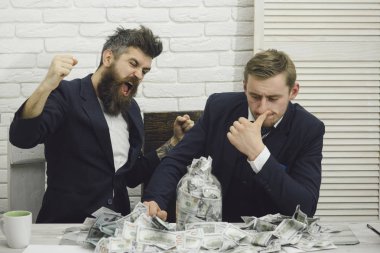 İş ortakları, office toplantıda işadamları. Para sorunları kavramı. Sakallı patron kızgın ve meslektaşı ile nakit kavanoz. Banka hesabı yerine kavanoza para toplama arkadaşları