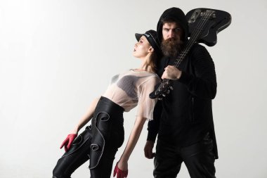 Rock'n roll çift beyaz zemin üzerinde serin. Rock çift seksi kızı ve sakallı dostum gitar ile. Şık hipster ve kadın elektro gitar ile birlikte. gitarist rock grubu gitar ile. müzik