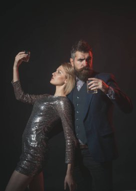 Office tatil partide sarhoş oldum. Takım elbise ve süslü kadın kurumsal parti içme, adam. Kutlama alkol kavramı. Sakal ve elbise ofis çalışanları tatil kutluyor kadında olan adam