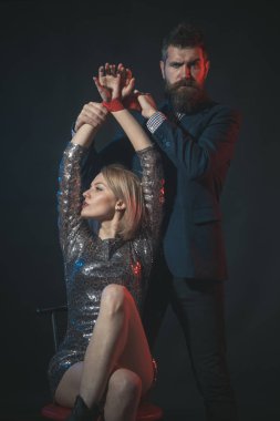 Nasıl Office Noel partisinde. Çift bağlı Bayan ile oyun oynamak. Utanç verici genel davranış. Tatil kutluyor sakal ve kadın ofis çalışanları olan adam. Kadın tarafından etik fettered