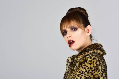 Leopar kürk ceket gri arka plan üzerinde kadın. kış sezonu için giysili güzel kadın.