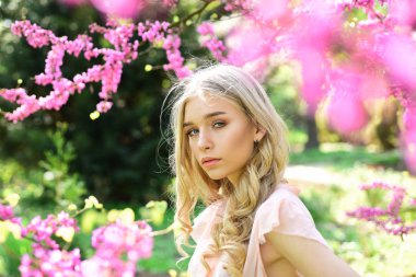 Genç kadın zevk bahar ya da yaz gün.