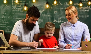 Modern çalışma teknoloji kavramı, büyük öğretmen liderlik anlayışı öğrenciler için öğretim üyesi Öğretmen sınıfta masada oturuyor atölye sırasında öğrenciler ile mimari konuları tartışmaya taşır