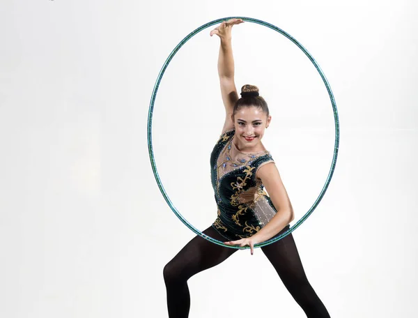 Fitness y dieta de gimnasta chica. Mujer entrena acrobacias con hula hoop en ropa deportiva. Ejercicio de actividades deportivas en gimnasio de chica flexible. Mujer con anillo de gimnasia. Éxito deportivo y salud —  Fotos de Stock