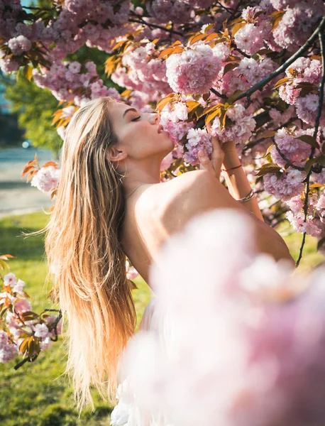 Jonge vrouw genieten van de lente of zomerdag — Stockfoto