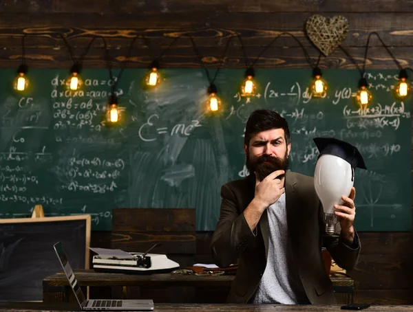 Concepto Tarea Intelectual Hipster Barbudo Con Bombilla Pizarra Fondo Tipo —  Fotos de Stock