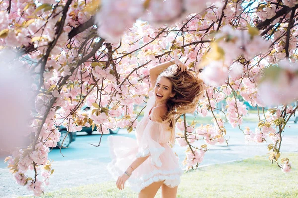 Våren kvinna i cherry blomma blommar koncept med girl sakura — Stockfoto