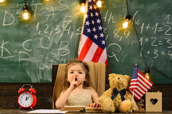 Los padres suelen poner a sus hijos en el entrenamiento académico. Profesor ayudando a niños con computadoras en la escuela primaria en el fondo de la bandera nacional de Estados Unidos —  Fotos de Stock