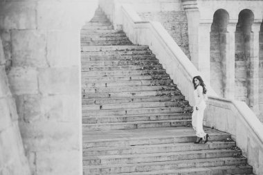merdiven ensual kadın. Beyaz gelinlik, moda kadın gelin. Kız glamour bakışla. Merdiven basamakları üzerinde uzun saçlı manken. Mimarlık, yapı ve tasarım