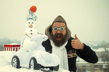 Noel ve yeni yıl. Tatil kutlama kavramı. Heyecanlı adam pilot şapka ve gözlük başparmak gösterilmesini