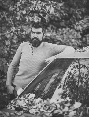 adam kız için bir tarih bekliyor. Araba, sakallı.