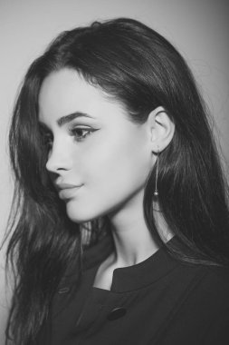 güzel kadın profili. Sıcak seksi kadın. Uzun esmer saç kadınla