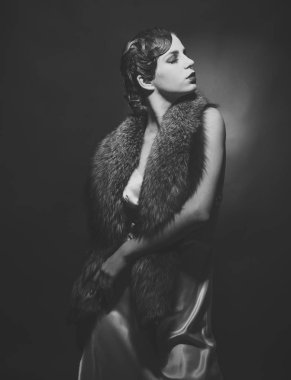 Göz ve retro tarzı, pinup. Güzel moda model poz siyah arka plan üzerine kadar pin.