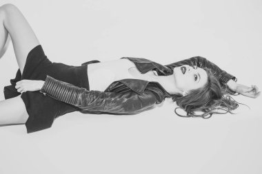 Görünüm ve moda stil. Gençlik ve makyaj. Beyaz arka plan üzerinde izole kırmızı dudaklar ile kız.